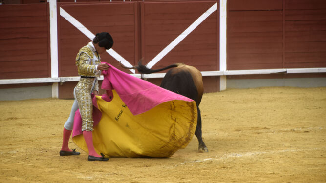Manolo Vázquez recibe con el capote al segundo de su lote en la plaza de toros de Montoro.