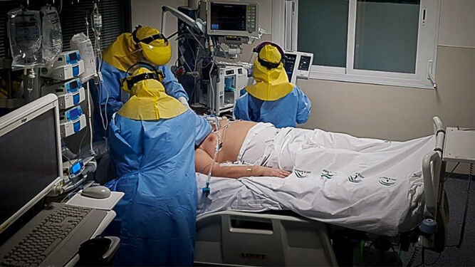 Sanitarios atienden a un paciente con Covid-19 en la UCI del Hospital de Valme.