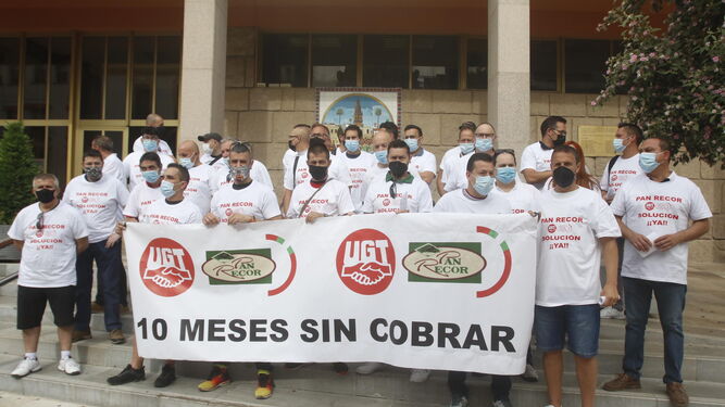 Los trabajadores de Pan Recor frente al Ayuntamiento de Córdoba.