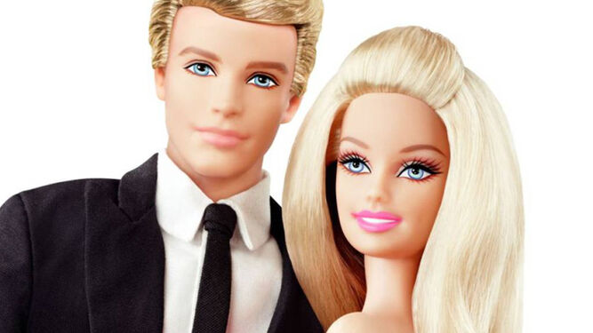 El muñeco Ken junto a su famosa novia, Barbie.