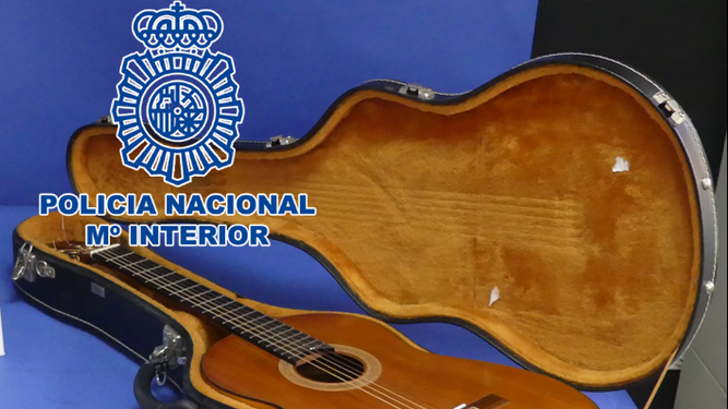 Guitarra recuperada por la Policía Nacional.