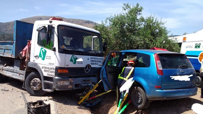 El camión y el coche, tras el accidente en Priego de Córdoba.