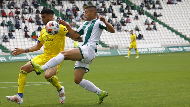 Jesús Álvaro intenta controlar el balón ante un rival del filial del Cádiz.