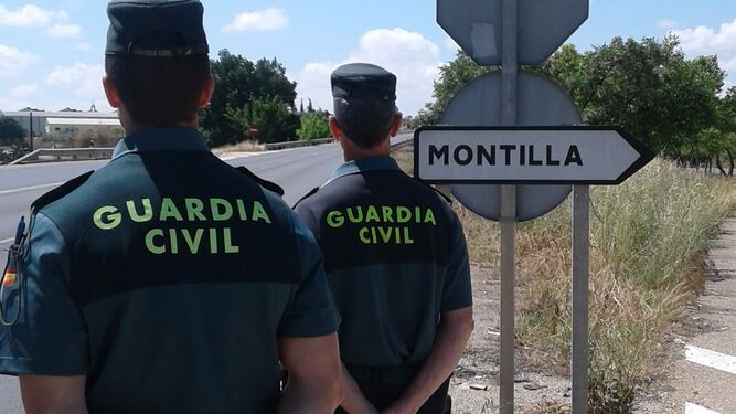 Agentes de la Guardia Civil de Montilla.