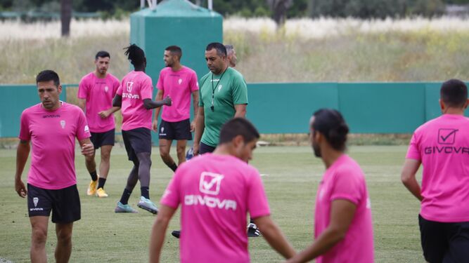 Los jugadores del Córdoba se ejercitan durante el último entrenamiento del curso.
