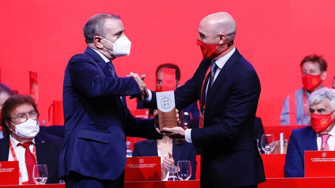 Luis Rubiales entrega un reconocimiento a José Manuel Franco, presidente del CSD.