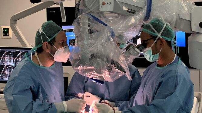 Los doctores Barbeito (izquierda) y Orozco (derecha), durante una intervención quirúrgica.