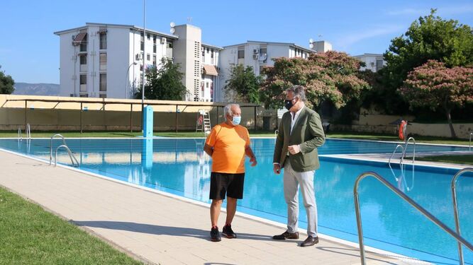 Visita de Torrejimeno a la piscina municipal de la calle Marbella.