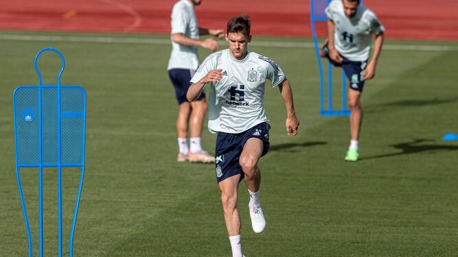 Diego Llorente se ejercita en un entrenamiento con la selección.