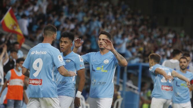 Los jugadores del Ciudad de Lucena celebran el gol de Alan Araiza al Ceuta.