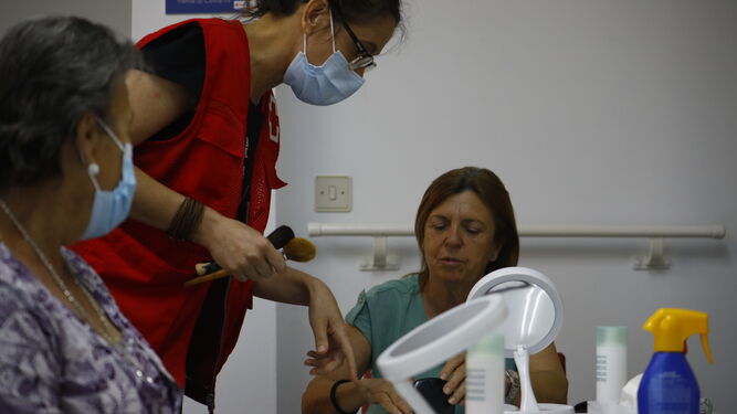 Mujeres cuidadoras en el taller de maquillaje de Cruz Roja.
