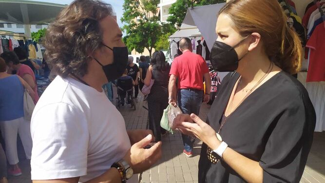 Carmen Victoria Campos, a la derecha, dialoga con un representante de los ambulantes.
