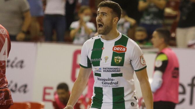 Alberto Saura celebra un gol del Córdoba Futsal en Vista Alegre.