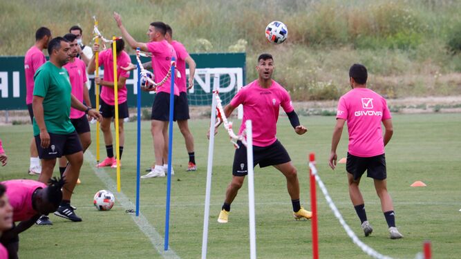 Los jugadores del Córdoba CF practican el futvoley en el último entrenamiento del curso.