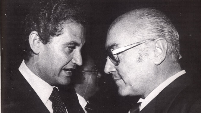 Manuel Clavero, con Rafael Escuredo, en una imagen de archivo.