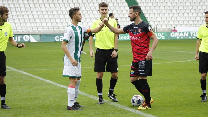 Manolo Cano saluda a Marcelo durante el partido del Salerm con el Córdoba B.
