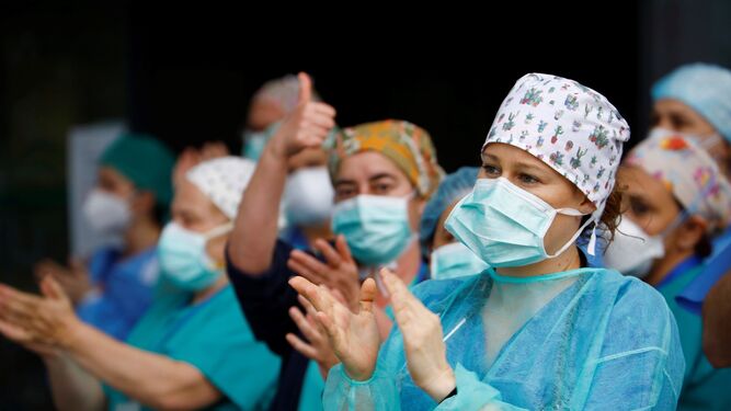 Trabajadores y sanitarios del Reina Sofía devuelven los aplausos en reconocimiento a su labor.