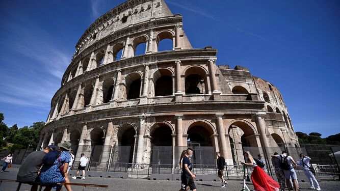 Gente paseando con y sin mascarillas por el Coliseo de Roma.