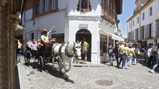 Turistas en el entorno de la Judería de Córdoba.