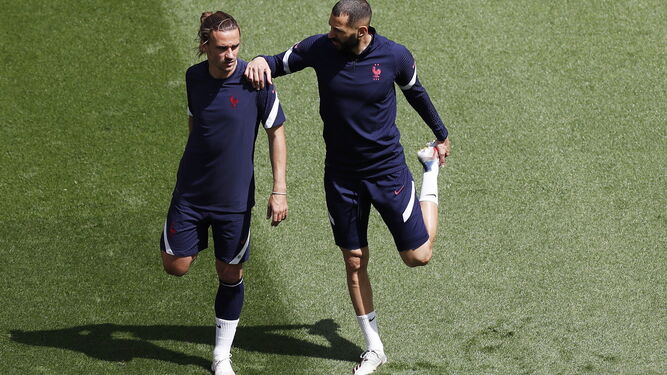 Griezmann y Benzema, en el entrenamiento de Francia en Budapest.