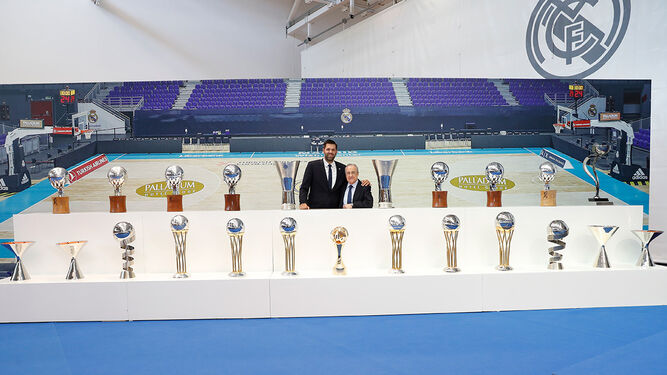 Felipe Reyes posa junto a Florentino Pérez y los trofeos que ganó con el Real Madrid.