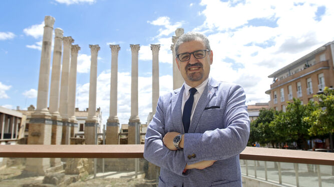 Julián Hurtado de Molina posa junto a las ruinas del Templo Romano de Córdoba.