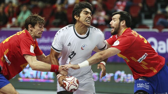 Javier Frelijj intenta superar a Viran Morros y Gedeón Guardiola, en un duelo entre España y Chile.