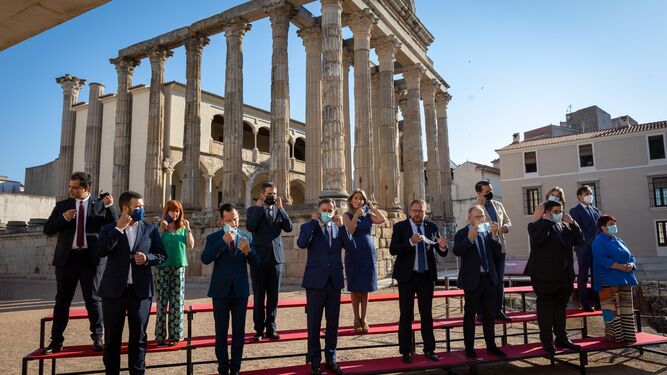 Los alcaldes, entre ellos el cordobés José María Bellido, se quitan las mascarillas para la foto en el Templo de Diana.