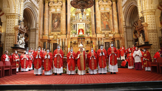 El obispo, con los nuevos sacerdotes.