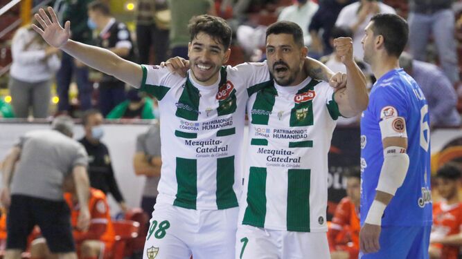 Jesús Rodríguez, a la derecha de la imagen, celebra un gol abrazado a Lucas Perin.