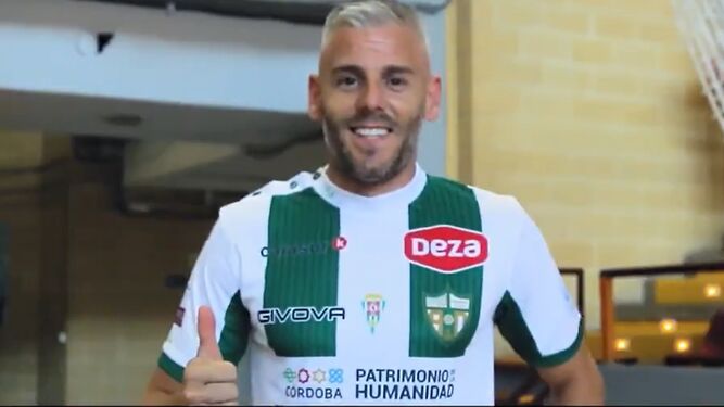 Miguelín viste la blanquiverde en el vídeo de su fichaje publicado por el Córdoba Futsal.
