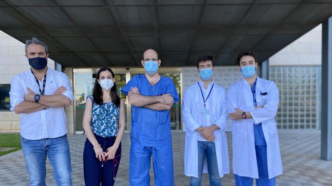 Cirujanos de trasplante hepático del Hospital Reina Sofía e investigadores del Imibic.
