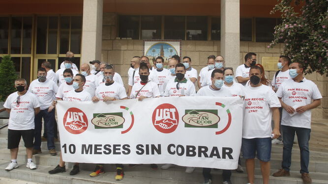 Protesta de trabajadores de Pan Recor a las puertas del Ayuntamiento.