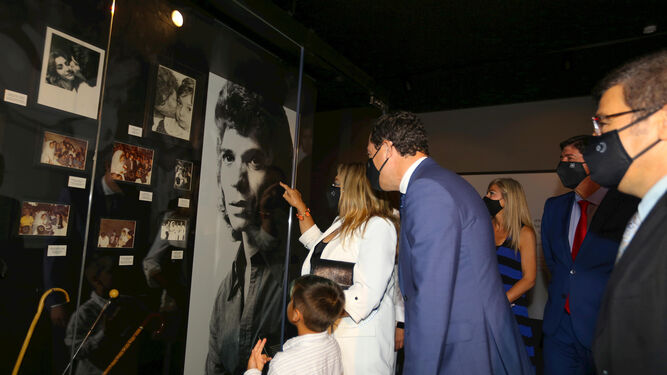 Dolores Montoya señala algunas de las fotos de Camarón mientras recorre el Museo junto a Juanma Moreno.