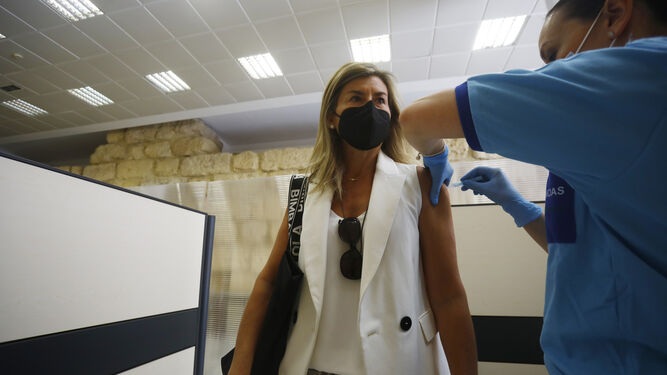 Una persona recibe la vacuna contra el coronavirus en el Ayuntamiento de Córdoba.
