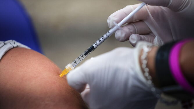 Un sanitario admnistrando la vacuna de Jansenn