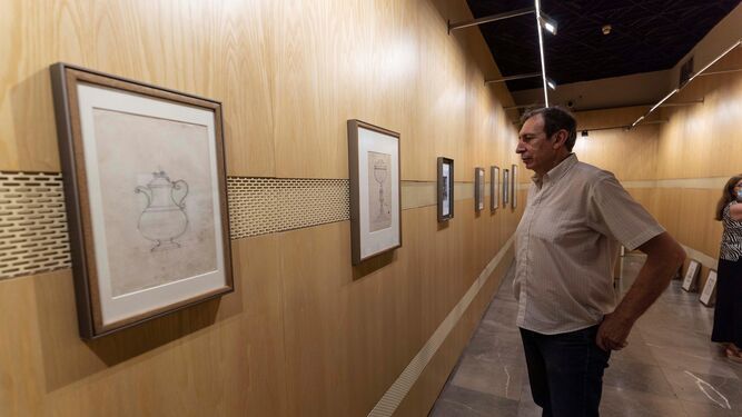 Un hombre observa uno de los dibujos en el Museo de Bellas Artes de Córdoba.