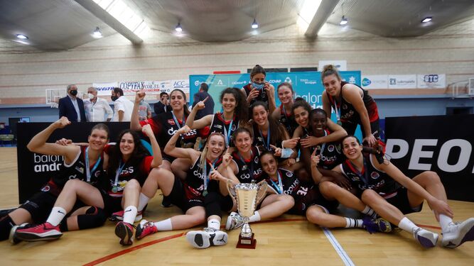Las chicas del Córdoba Baloncesto Femenino celebran su victoria en la fase interautonómica por el ascenso.
