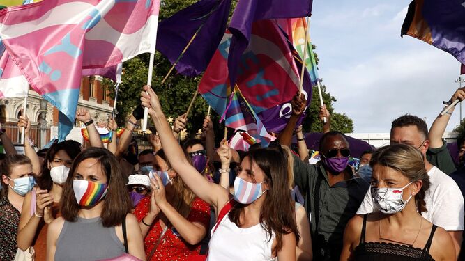 Las ministras (i-d) Ione Belarra, Irene Montero y YolandaDíaz, durante la marcha del Orgullo LGTBI celebrada en Madrid
