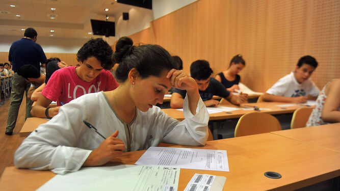 Alumnos durante un examen de selectividad en Córdoba.