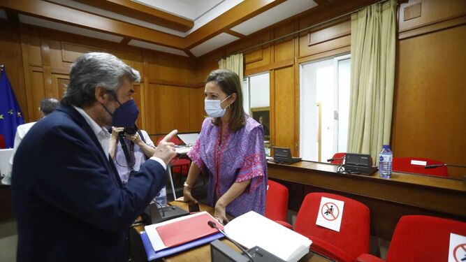 El  portavoz del PP, Miguel Ángel Torrico, conversa con la portavoz del PSOE, Isabel Ambrosio.