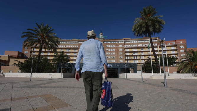 Un hombre se acerca a la puerta principal del Hospital Virgen del Rocío en Sevilla.