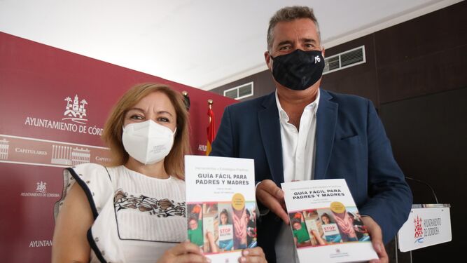 Manuel Torrejimeno y Rosa María Martínez en la presentación de 'Guía Fácil para Padres y Madres'.