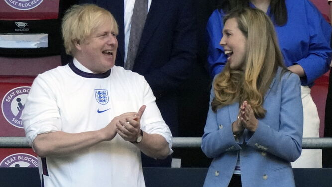 El primer ministro británico, Boris Johnson, junto a su esposa, Carrie,, en el palco de Wembley.