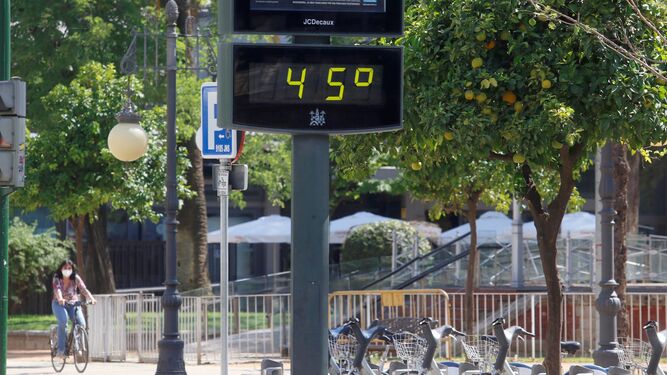 Un termómetro marcando 45 grados en Córdoba capital.