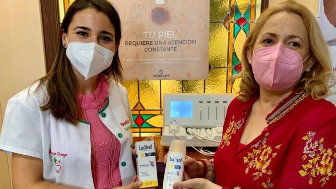 Farmacéutica muestra los protectores solares que ofrecen a las personas con lupus.