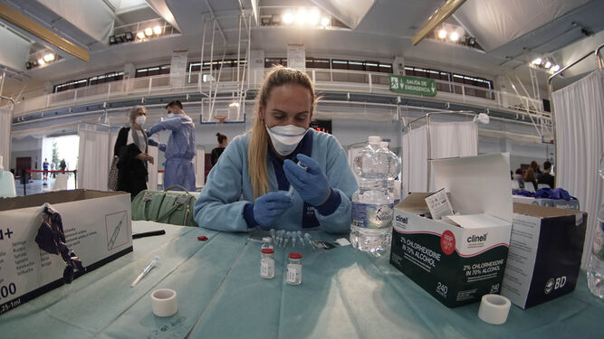 Una enfermera prepara los viales de la vacuna de Astrazeneca en un punto de vacunación de Sevilla