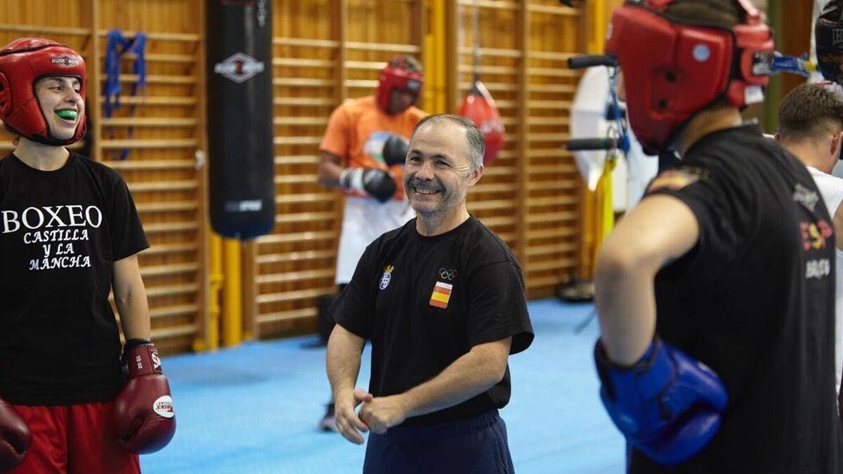 Rafael Lozano bromea con sus boxeadores en el gimnasio.