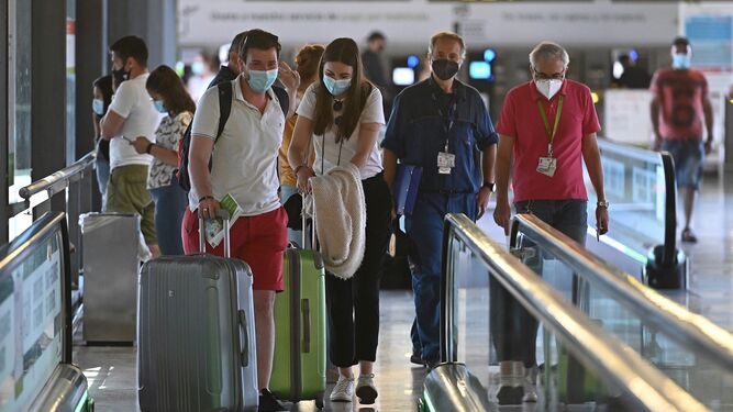 Varios turistas en el aeropuerto de Barajas