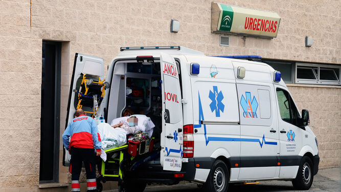 Un sanitario introduce a un paciente en una ambulancia.